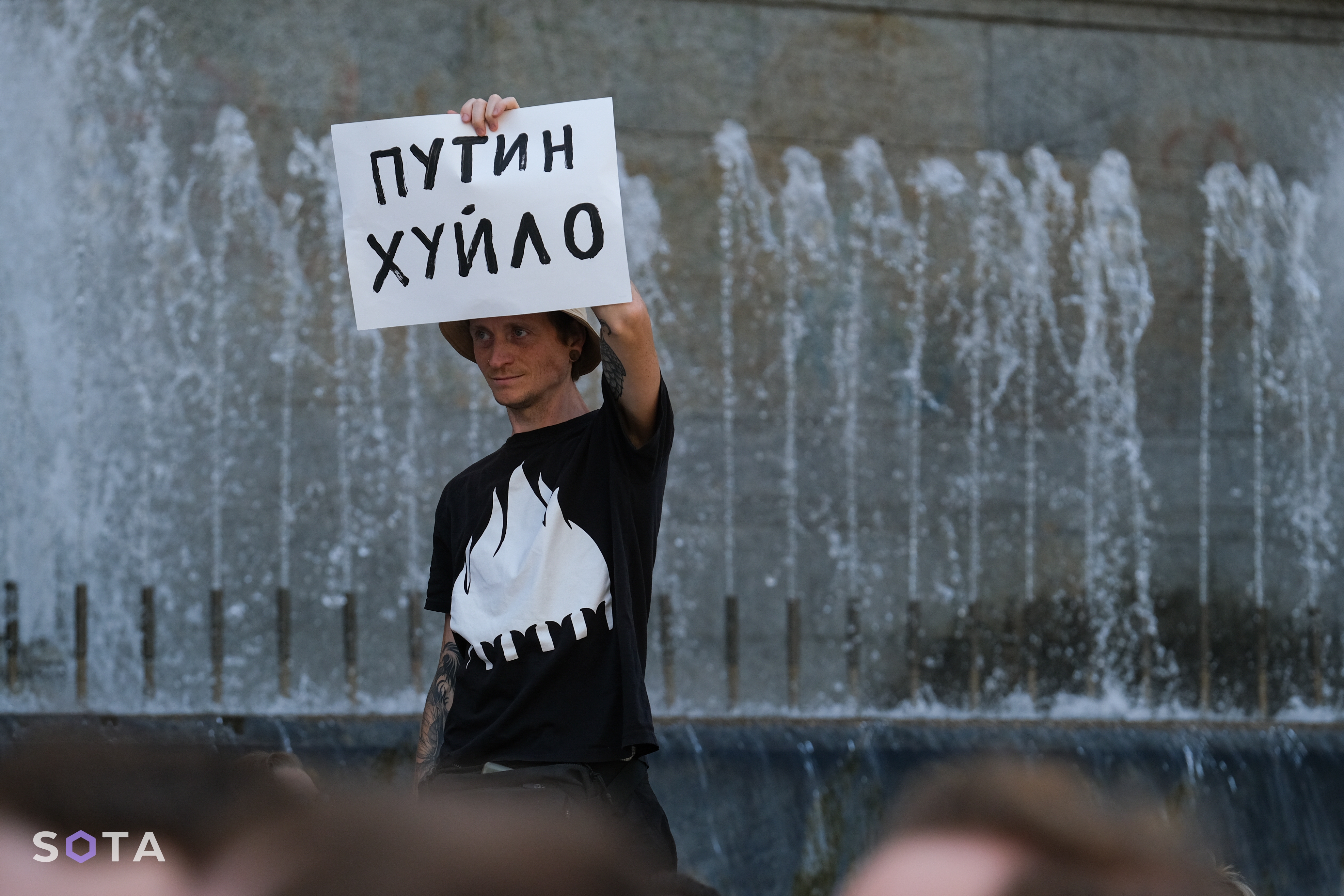 Обложка статьи «Путин – убийца»: в разных городах мира прошли протесты в трехлетнюю годовщину отравления Навального